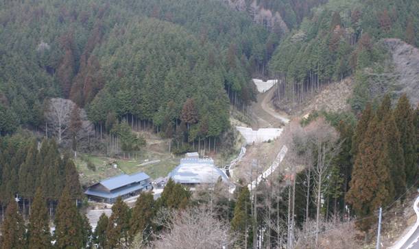 渓流を安定させる治山ダム工の例示写真