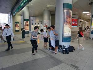 渋谷駅前での募金活動の様子２