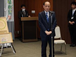 岡山市長がコメントをしている写真です。