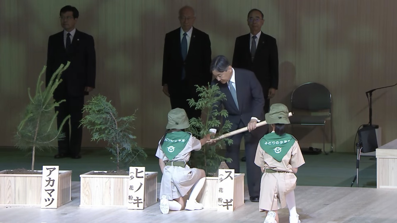 天皇陛下のお手植えの様子