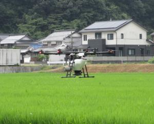 肥料を散布するドローン