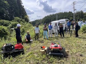 【ラジコン草刈機の説明を受ける生産者】