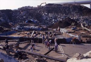 調査区に迫る工事の盛り土