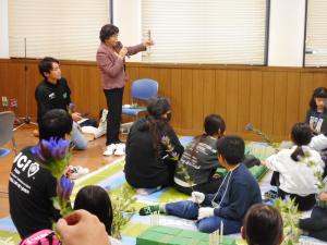 【りんどうについて説明する谷村部会長】