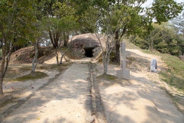 図版3-3こうもり塚古墳石室入口（南から）