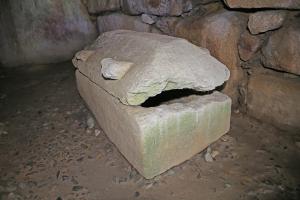 こうもり塚古墳の石棺（南西から）