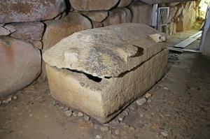 こうもり塚古墳の石棺（北西から）