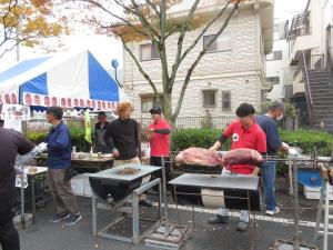 いちょう祭りで牛肉等を出品する潮会