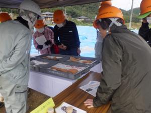 展示遺物の説明の様子