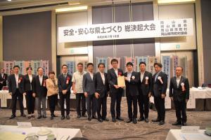 総決起大会　決議書手交