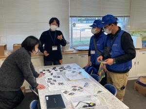 通学路の安全を確認している教職員たち