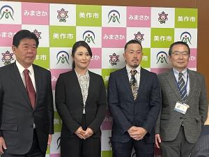 新規就農者と萩原市長（左）、普及指導センター所長（右）（美作市）