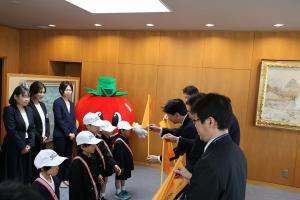 交通安全用品贈呈式〔トマト銀行〕