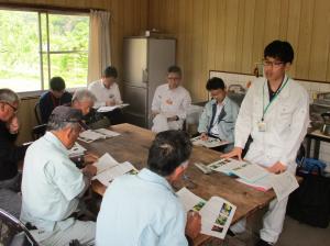 普及指導員からもも栽培について学ぶ受講生