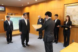 山火事跡地の復旧のための寄附金贈呈式