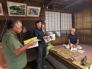 初心者にアドバイスする先輩農家