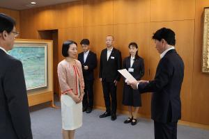 辞令交付〔尾﨑副知事〕
