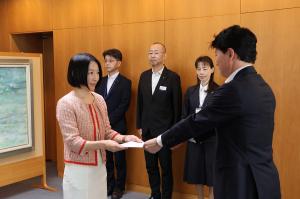 辞令交付〔尾﨑副知事〕