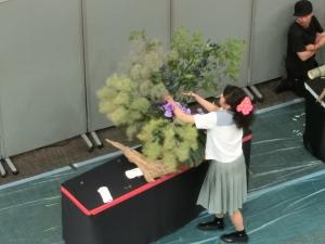 大胆にりんどうを生ける出場者