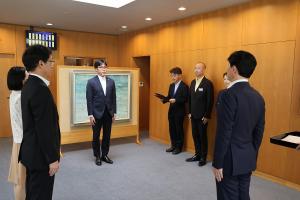 辞令交付〔辰巳保健医療部長〕