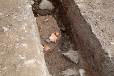 古墳時代の皿川の底から出土した土器の写真