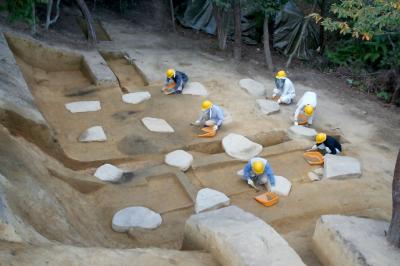 礎石がきれいに掘り出された礎石建物２の様子