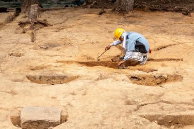 心礎の抜き取り穴の調査風景
