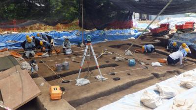 中世の掘立柱建物の位置を示す写真