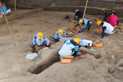 縄文時代の土坑を調査する様子