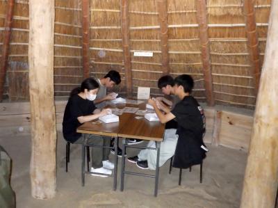 竪穴住居の中での勾玉づくりの様子