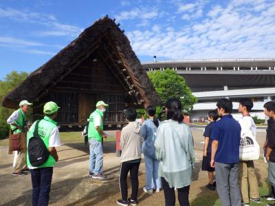 津島遺跡見学の様子