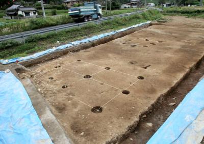 調査で見つかった掘立柱建物の写真