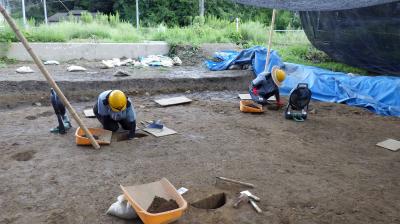 掘立柱建物の発掘調査風景