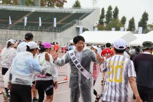 同上〔ランナーお出迎え〕