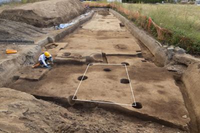 中世の掘立柱建物（東から）