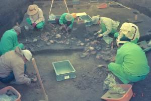 写真２月若遺跡の調査風景