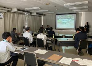 普及指導活動の発表を聞く農業者等