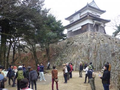 小松山城跡　二重櫓の解説の様子