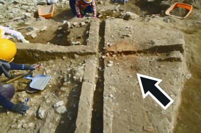 中州の肩口で見つかった地面が焼けた痕跡