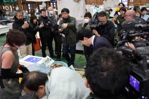 備前市長との漁協視察・カキ実食