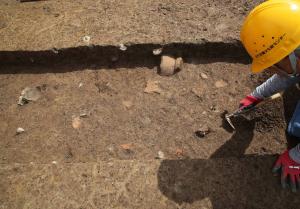 川岸に散らばる土器