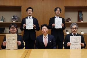 団体表彰受賞者及び個人表彰受賞者と知事との記念撮影