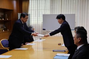 鳥取・岡山県境議員連盟からの提言受取