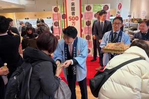 とっとり・おかやま新橋館 来館者500万人達成セレモニー