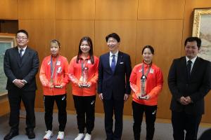 東京デフリンピックメダリスト 県スポーツ特別顕彰授与式