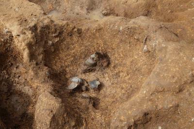 須恵器が出土した土坑（北東から）