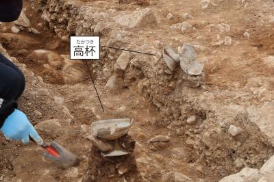 川岸での土器の出土状況（南東から）