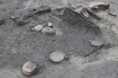 河道底の土器出土状況（北西から）