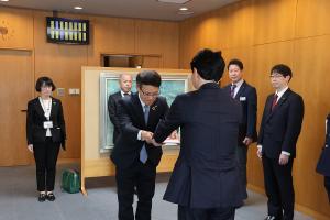 交通安全啓発資材整備費贈呈式〔中国銀行〕