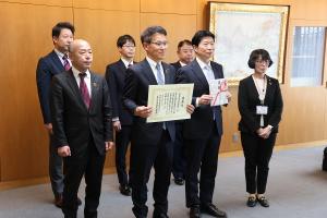 交通安全啓発資材整備費贈呈式〔中国銀行〕